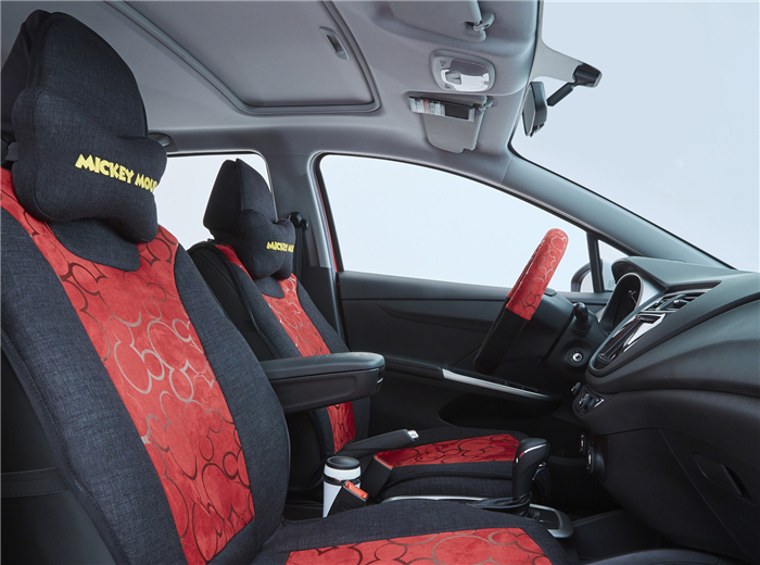 圣诞新装扮  雪佛兰乐风RV-Mickey定制版亮相迪士尼小镇