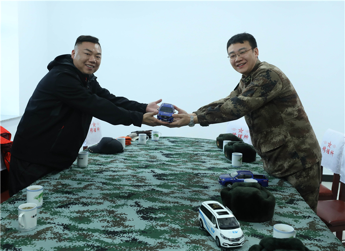 身处-40℃事情情形的“暂时工” 称其享受到了一样平常人体验不到的兴趣