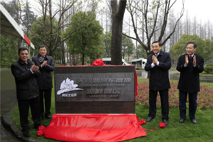 房车、景物和生涯都在这里，，，，，拎起行囊，，，，，说走就走