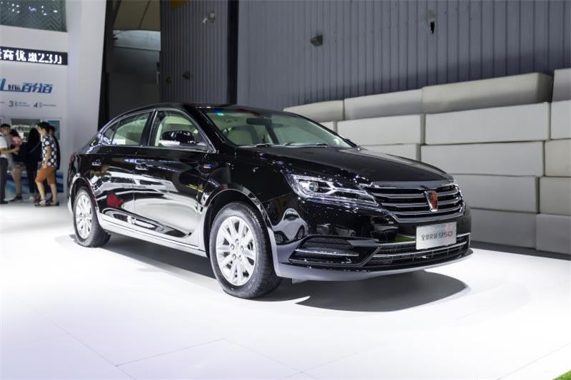 全新荣威950、荣威e950界说“高级轿车” 成都车展亮相售价16.88万起 互联网汽车上市一周年 系统升级带来倾覆式进化