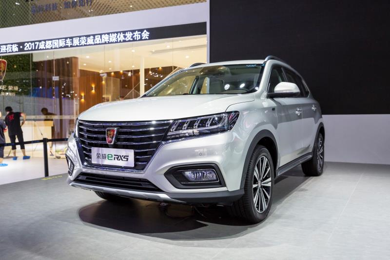 全新荣威950、荣威e950界说“高级轿车” 成都车展亮相售价16.88万起 互联网汽车上市一周年 系统升级带来倾覆式进化