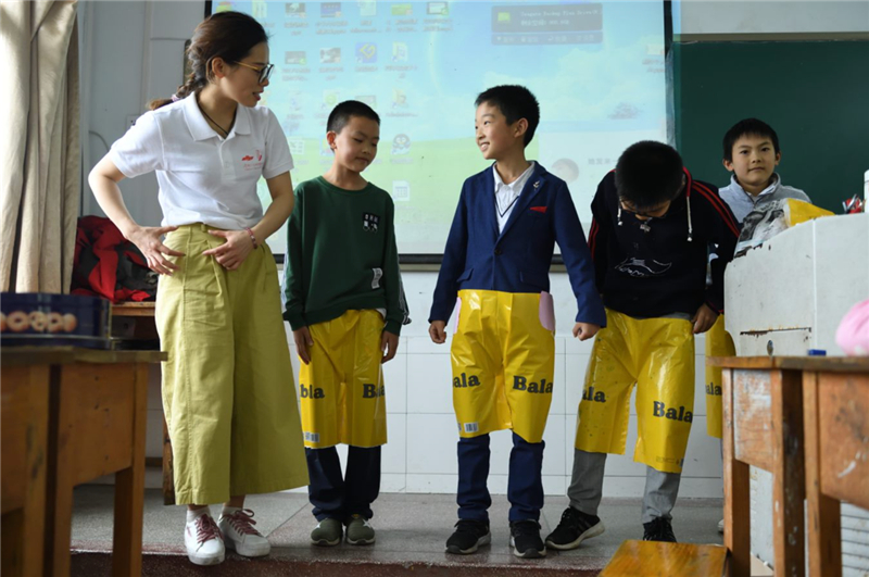 谛听留守儿童的心声，，，雪佛兰?红粉笔走进山城