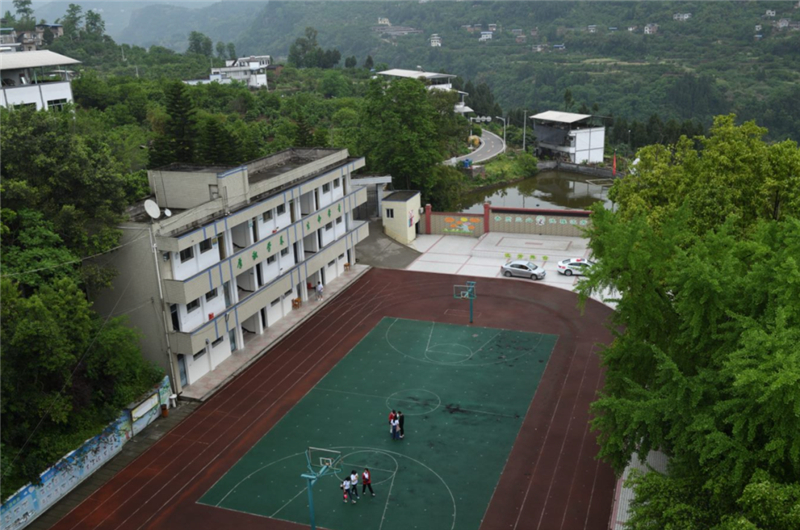 谛听留守儿童的心声，，，雪佛兰?红粉笔走进山城