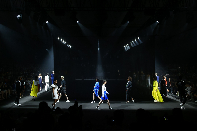 凯迪拉克CT5惊艳亮相JUDYHUA 2020春夏系列时装宣布会