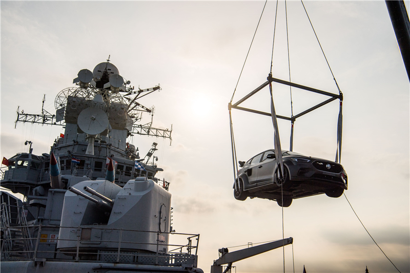 0-100km/h-0仅6.1秒！名爵ZS玉成球首个在航母甲板完成百公里加减速挑战的车型