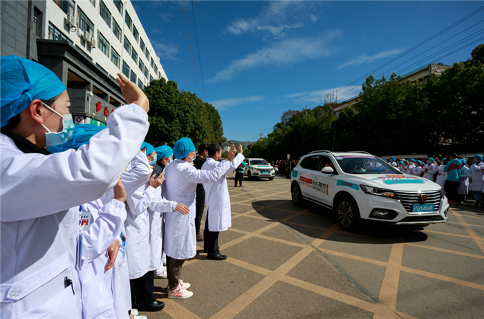 “百人援滇，，，，，jbo竞博人在行动”，，，，，云南州里卫生院医疗巡诊用车捐赠仪式乐成举行