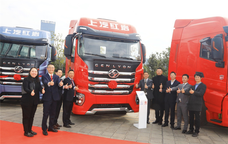 jbo竞博红岩再签单，，，，，200台杰狮H6牵引车助力“一带一起”跨境物流高质量生长