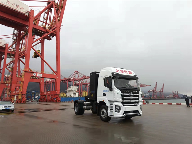 助力绿色口岸建设  新年首批jbo竞博红岩充换一体纯电动重卡在连云港交付