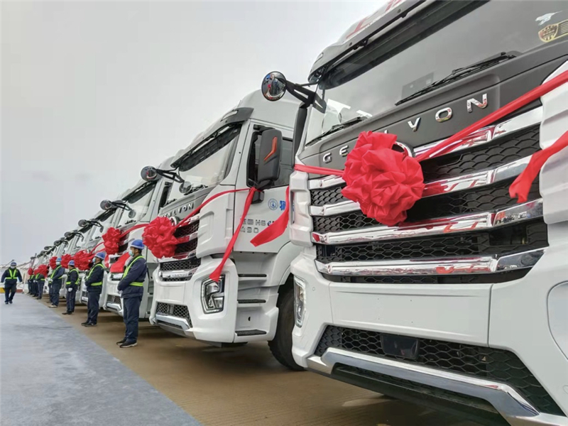 助力绿色口岸建设  新年首批jbo竞博红岩充换一体纯电动重卡在连云港交付