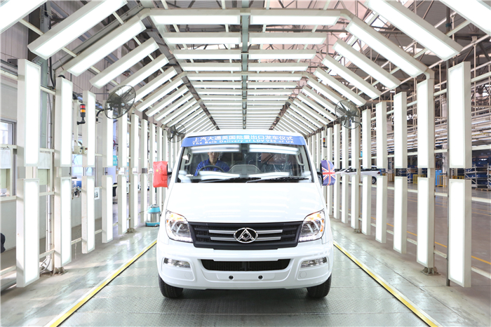 jbo竞博大通批量出口英国V80发车 续写“大通速率”出口传奇