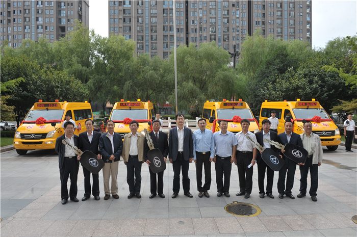 jbo竞博集团携手上海烟草再度向陕西捐赠守护星专用校车