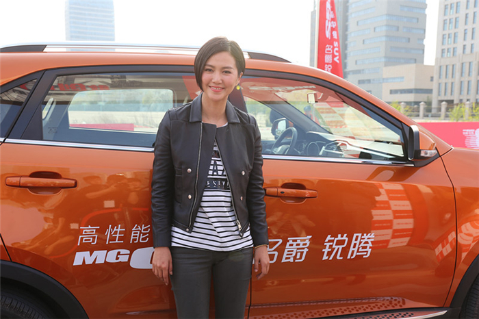 “卷福”首访中国，，乐成挑战名爵锐腾“8秒破百”